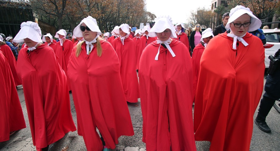 Protestbewegungen bedienen sich häufig an literarischen und populärkulturellen Werken. Die roten Roben und weißen Hauben aus Margaret Atwoods‘ Roman „The Handmaid’s Tale“ etwa lieferten im vergangenen Jahrzehnt das Symbol für die weltweiten Demonstrationen für körperliche Selbstbestimmungsrechte von Frauen. Hier eine Demonstration 2017 in Texas.